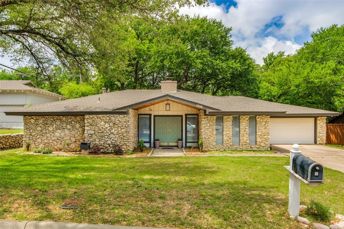 1209 Wade Dr — photo 1