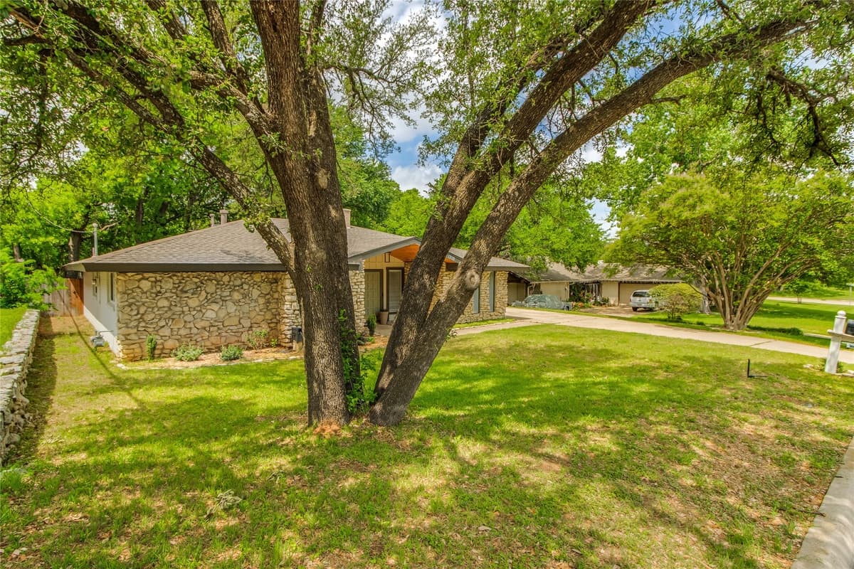 1209 Wade Dr — photo 2