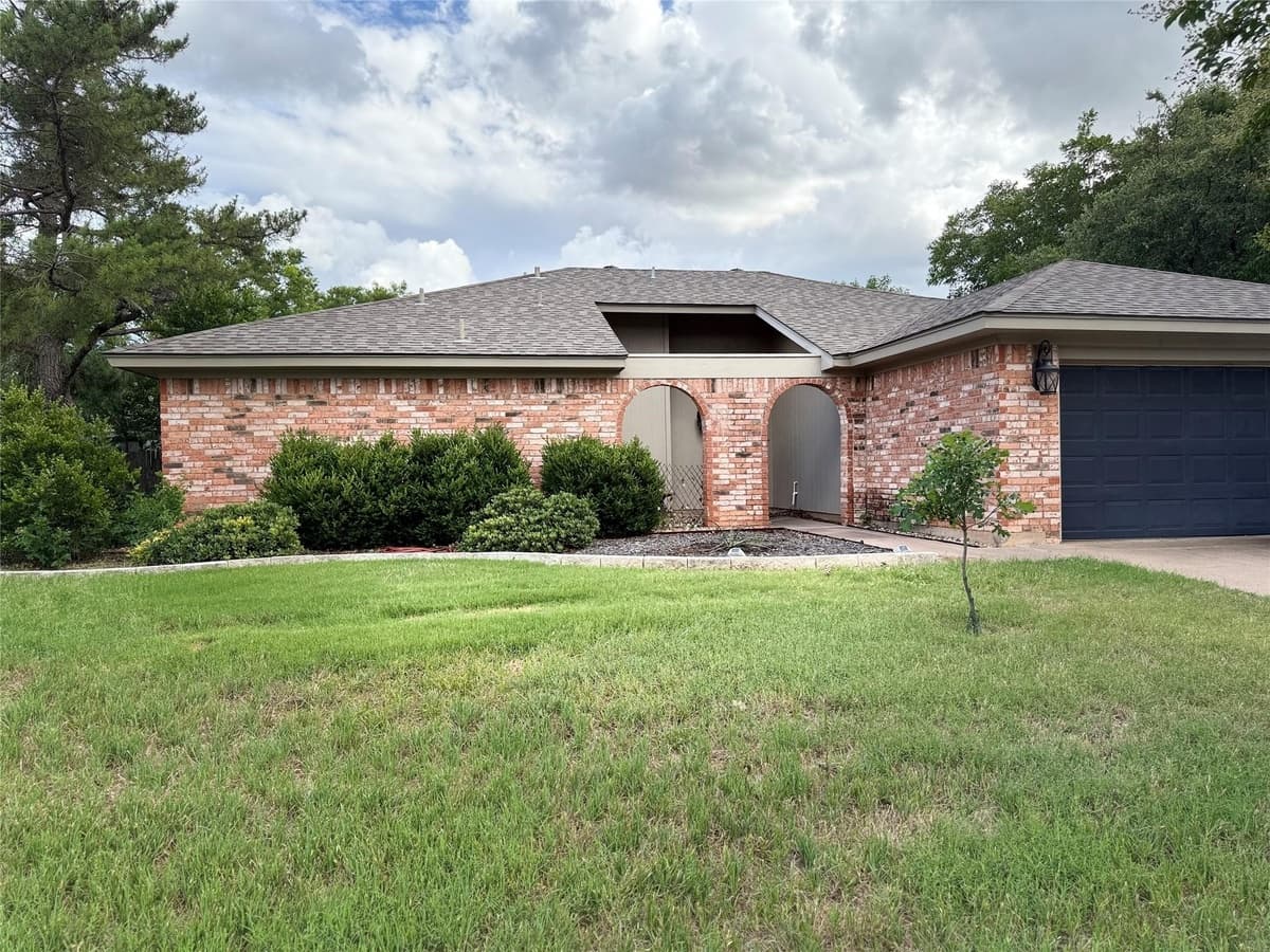 3225 Westchester Dr — photo 1