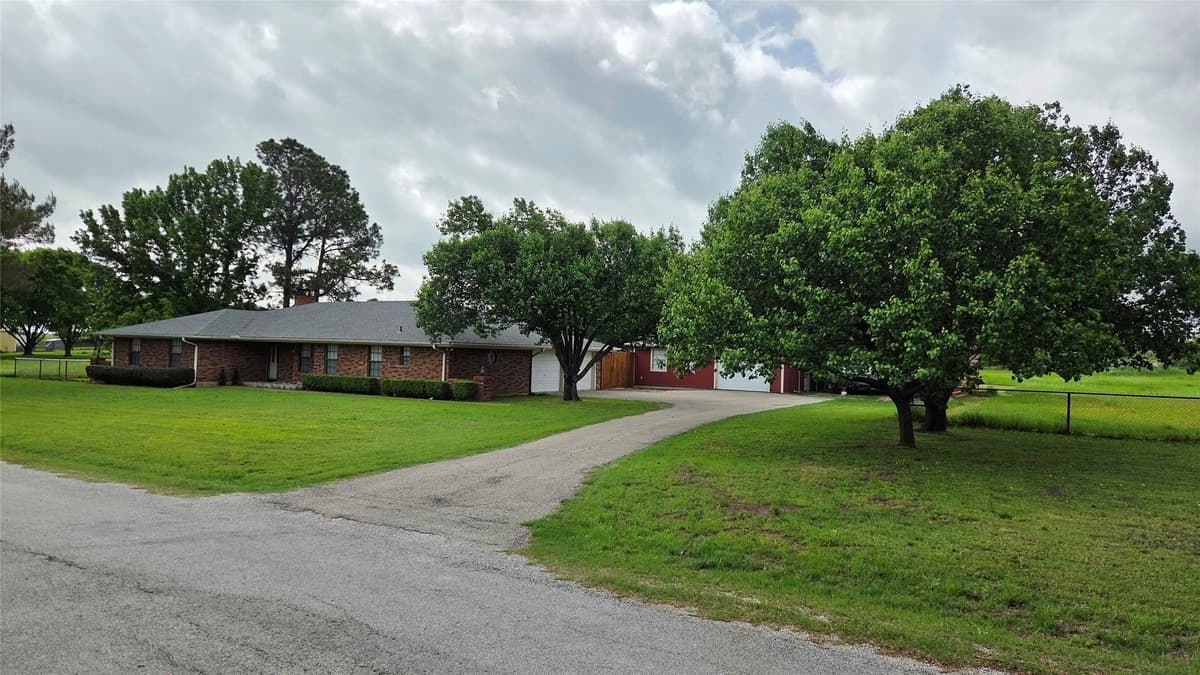 338 Travis Rd — photo 2
