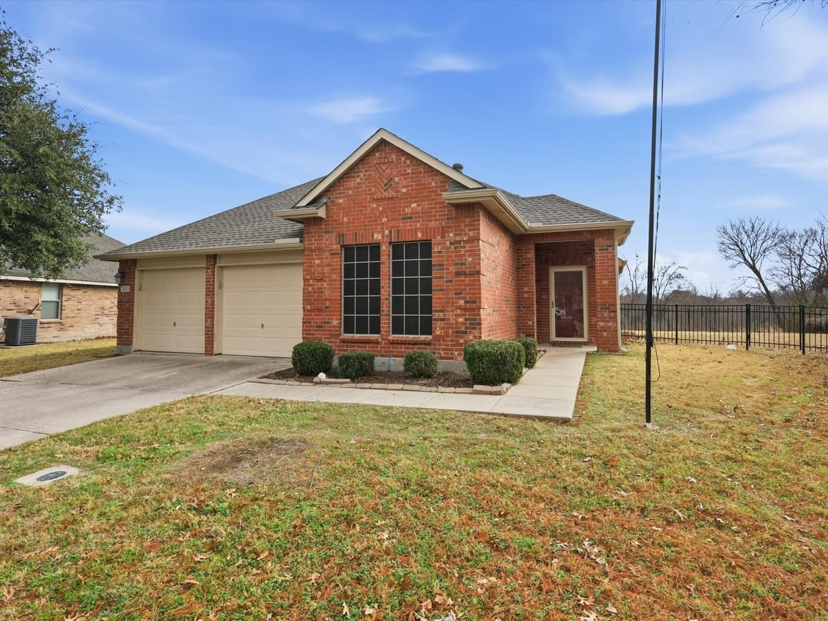 1221 Oakbrook St — photo 2