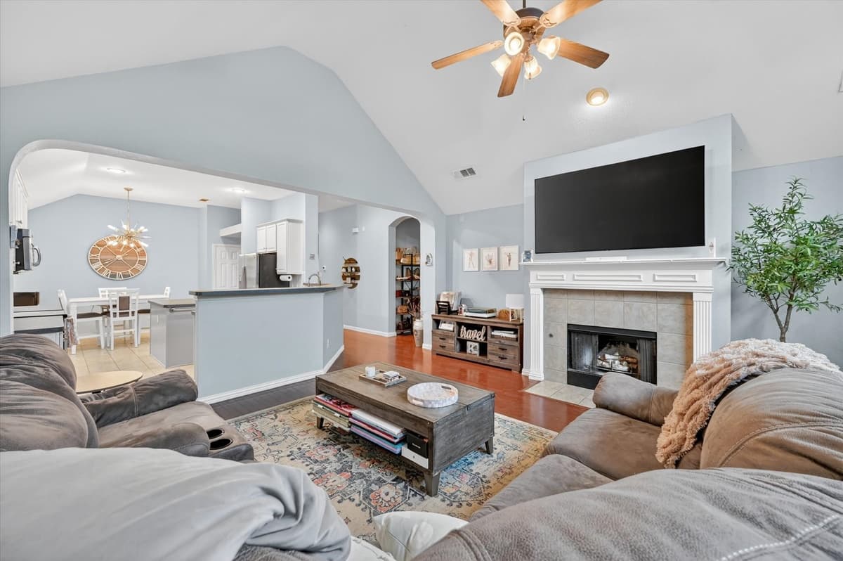 4533 Marguerite Ln — photo 2