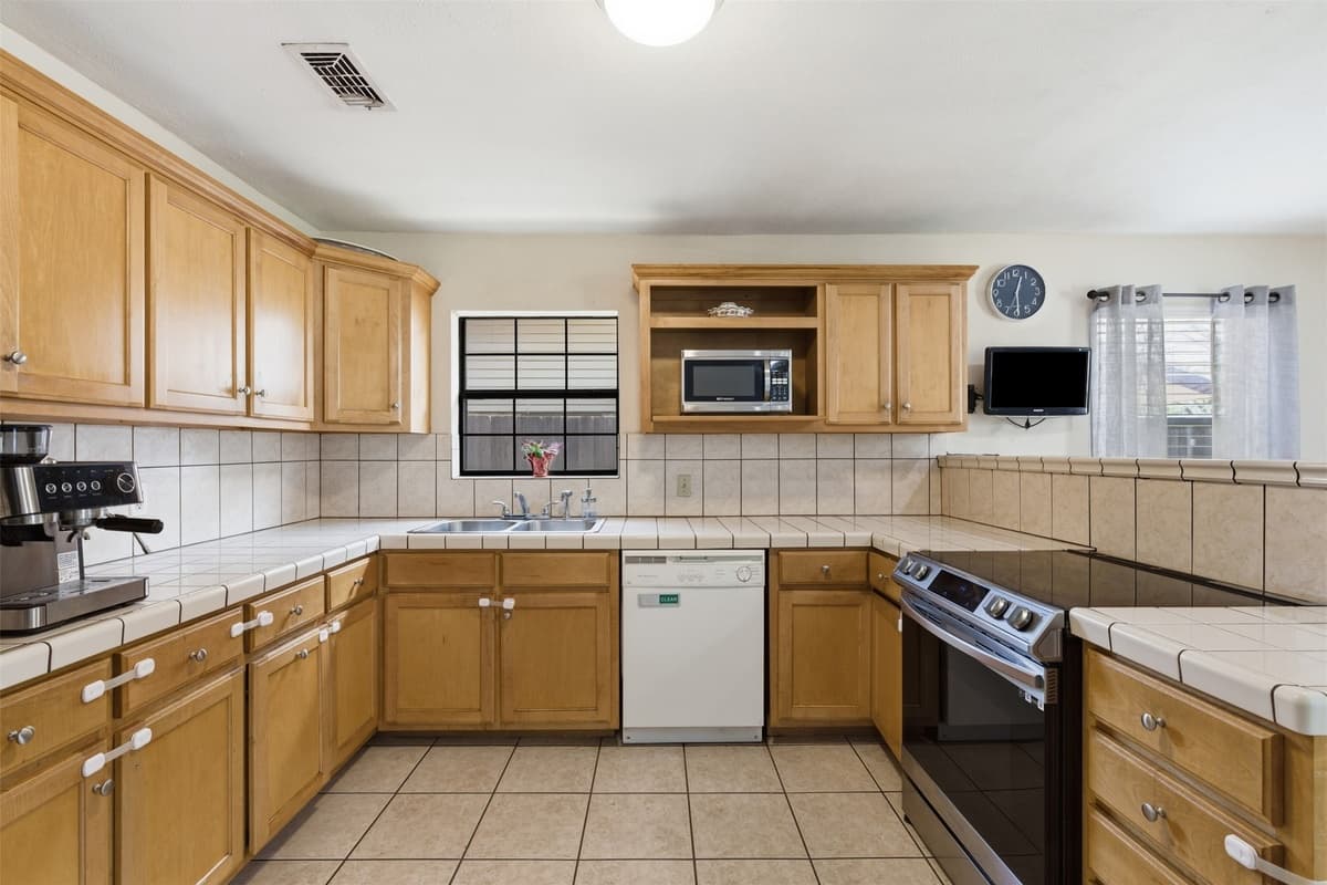 1505 Montclair St — photo 2