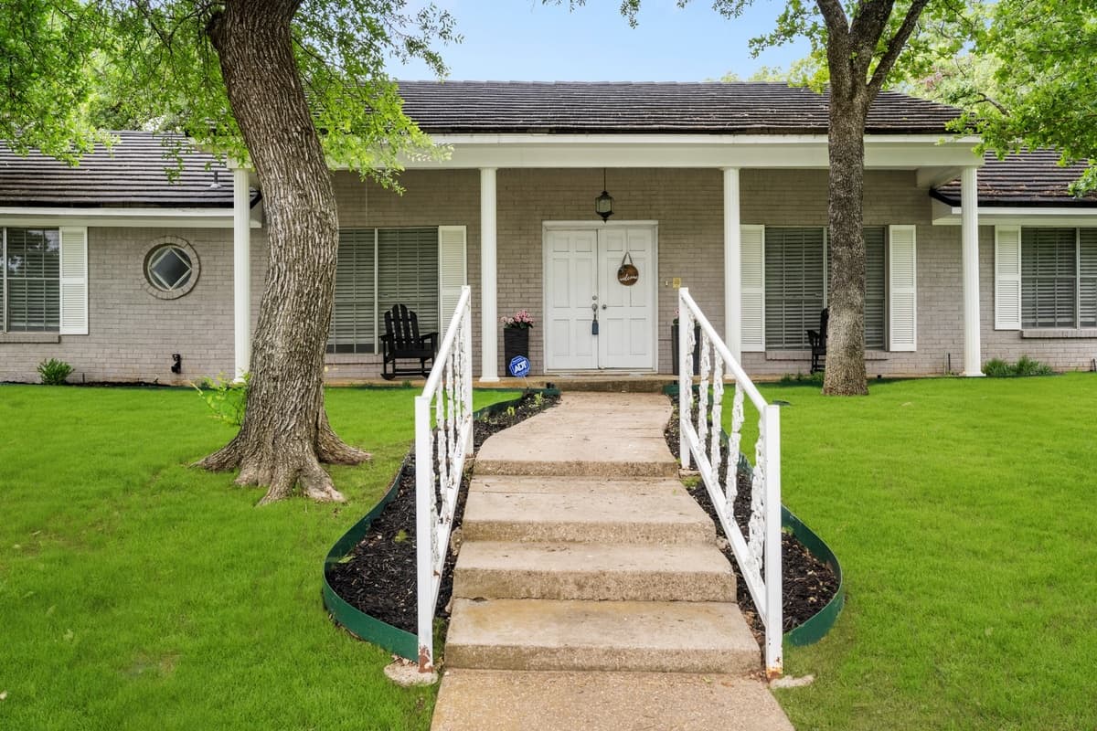 1804 W Cedar Elm Dr — photo 2