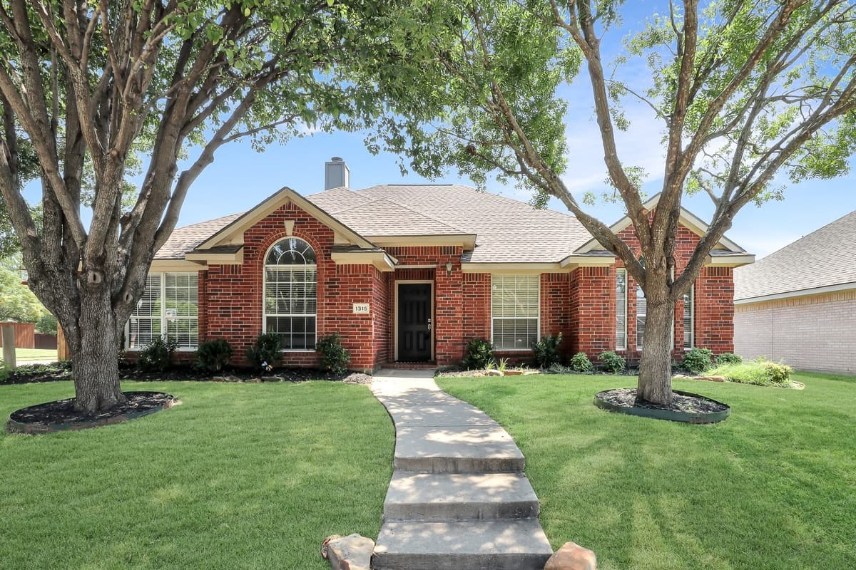 1315 Ballantrae Dr — photo 1