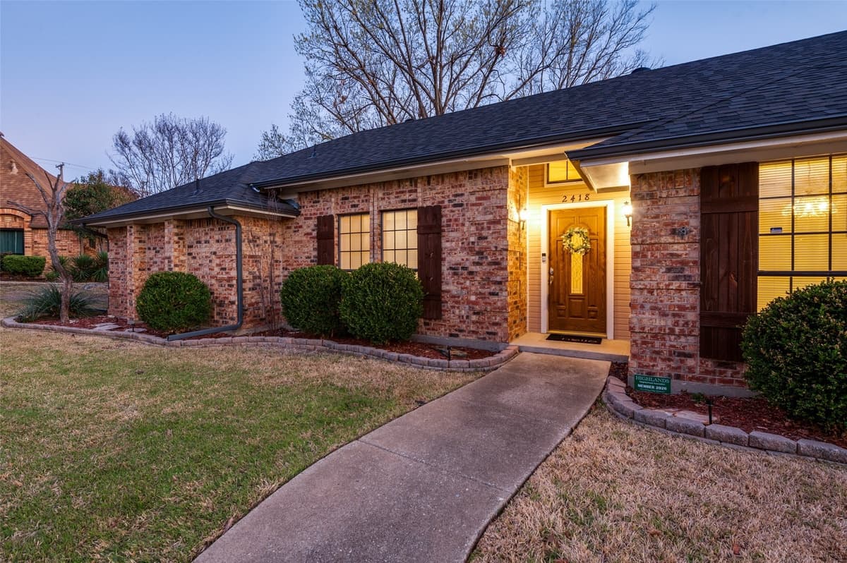2418 Vista Glen Ln — photo 1