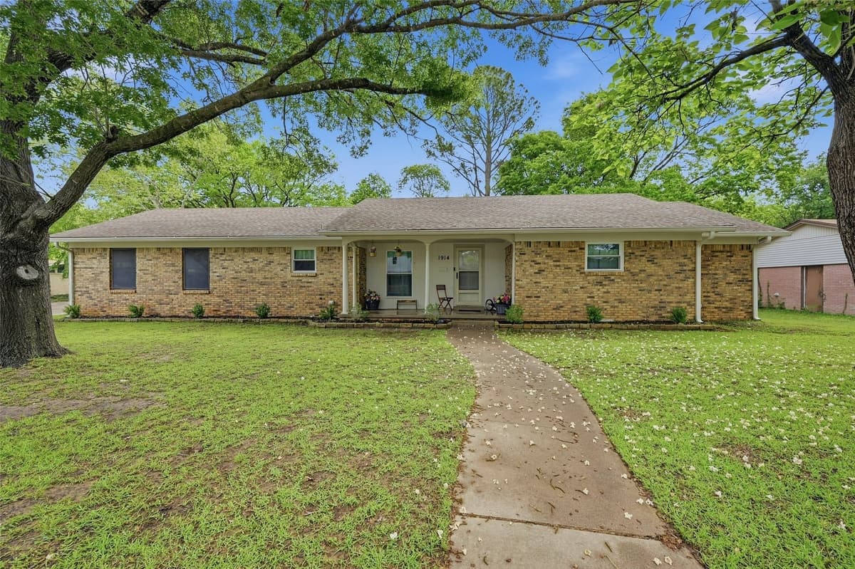 1914 Laurel Rd — photo 1