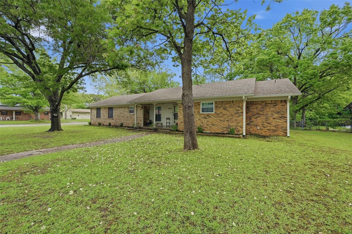 1914 Laurel Rd — photo 2