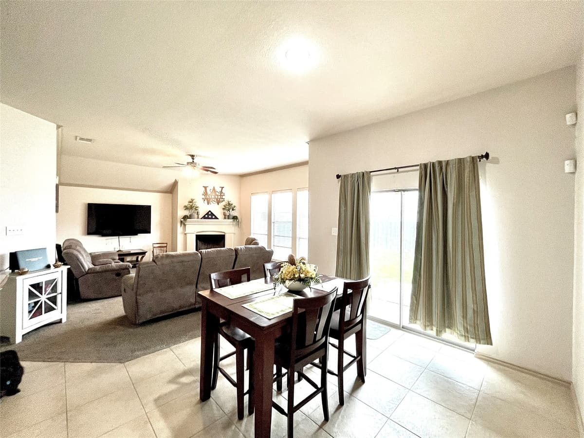 1113 Devonshire Dr — photo 2