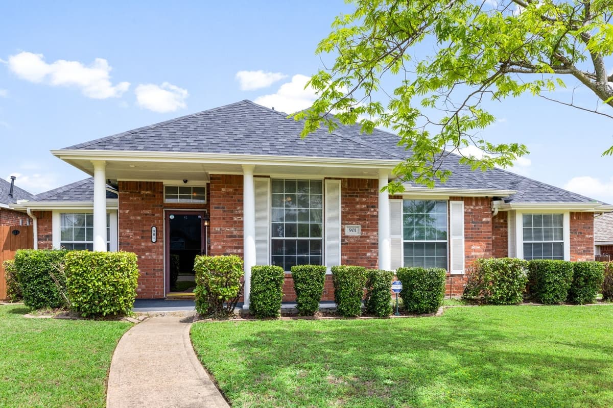 901 Rutherford Dr — photo 1