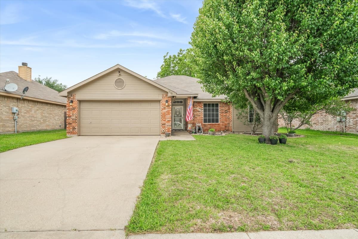 719 Stacie Ln — photo 1