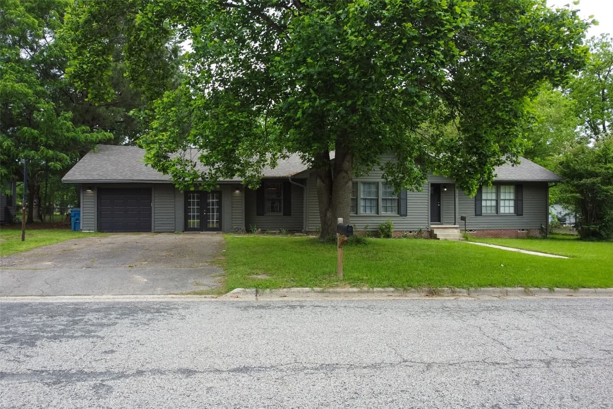 1211 Lamar Dr — photo 1