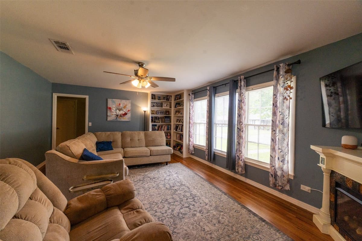 1211 Lamar Dr — photo 2
