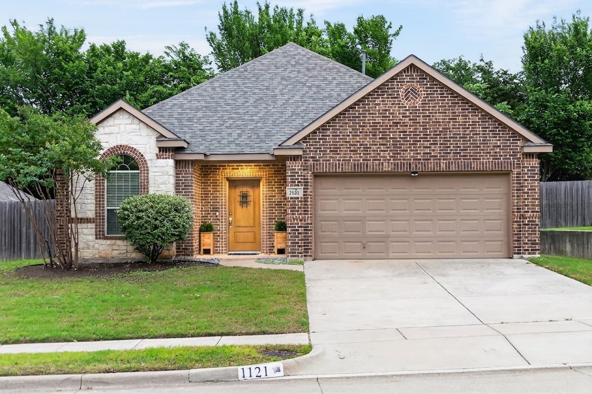 1121 Hidden Lake Dr — photo 1