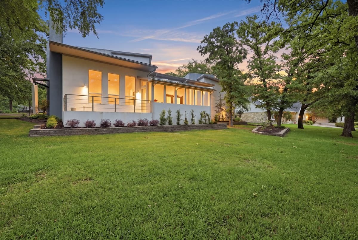 316 Comanche Dr — photo 2