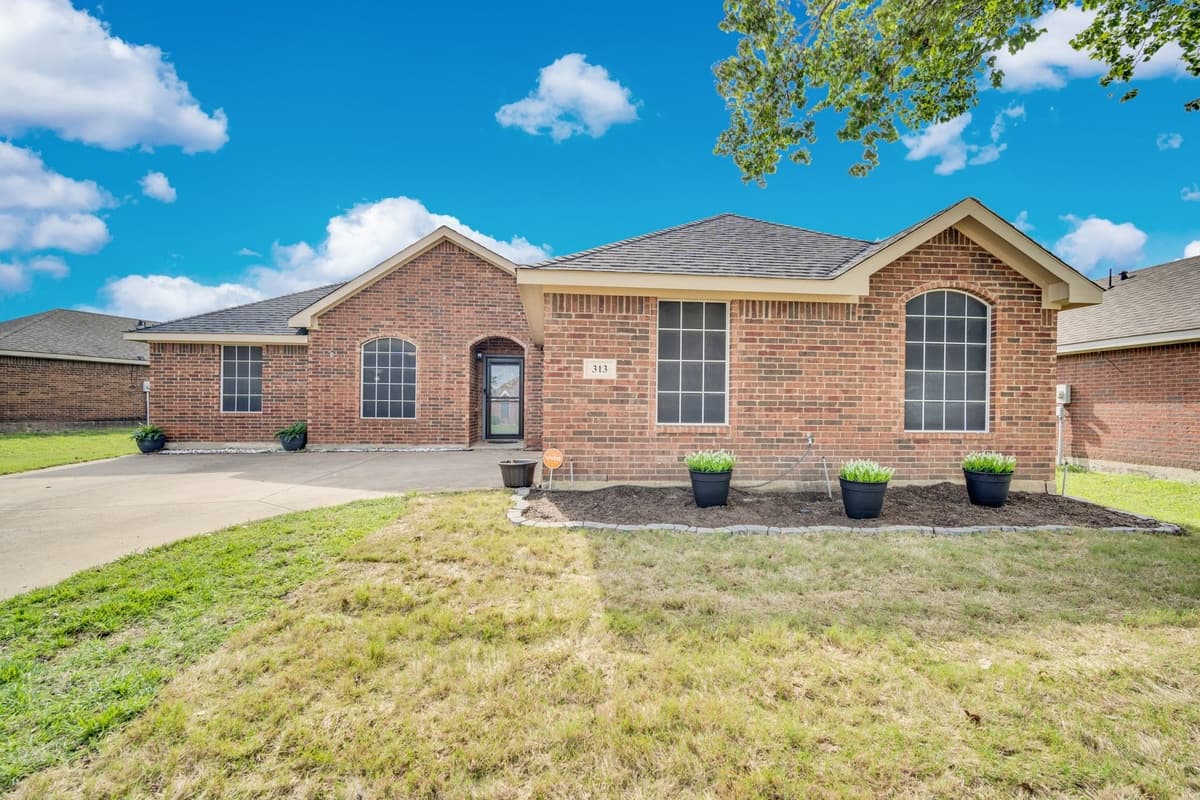 313 Shadow Bend Dr — photo 1