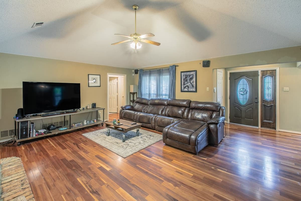 334 Meadowcreek Dr — photo 2