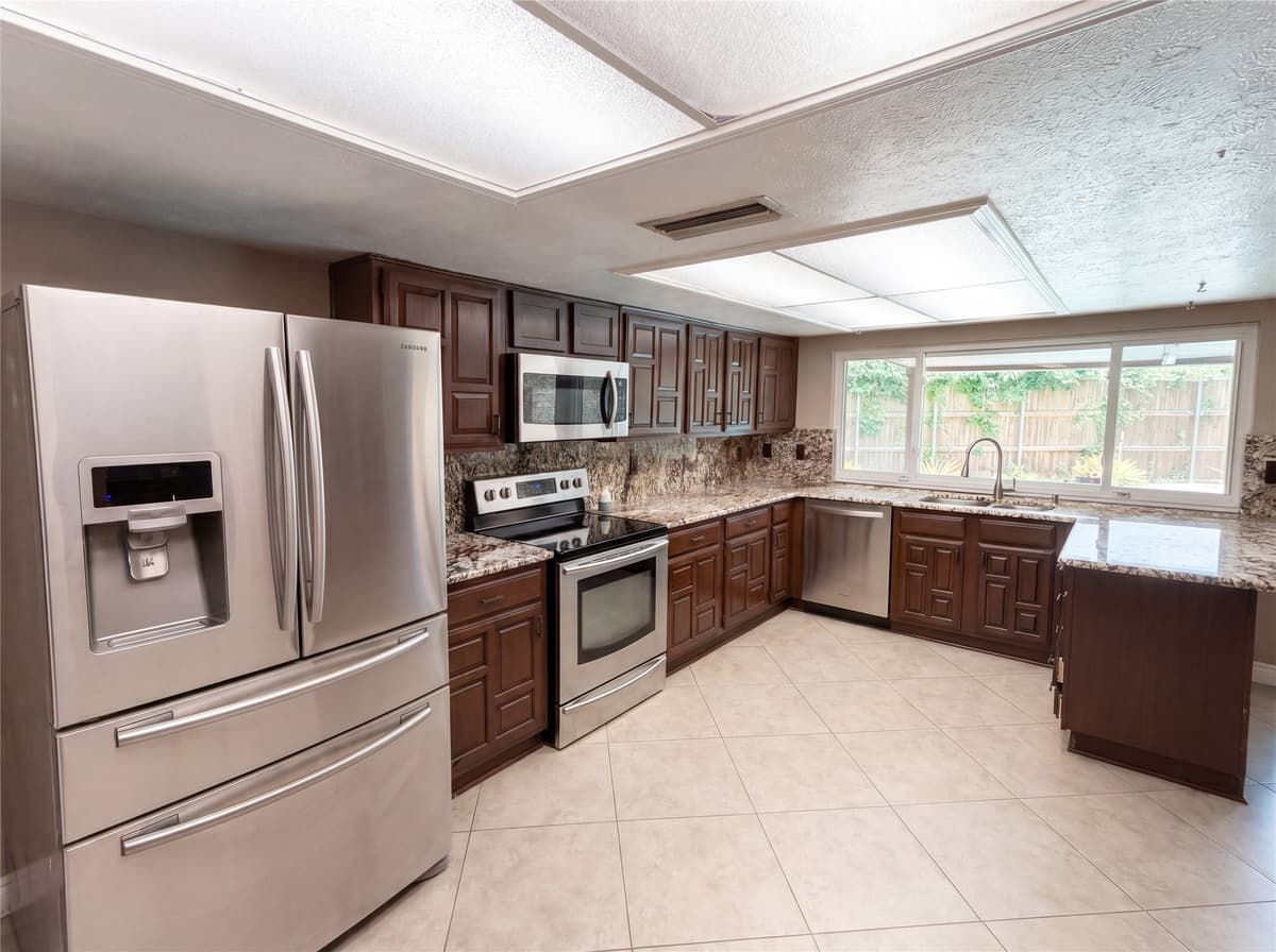 6302 Zanes Ct — photo 2