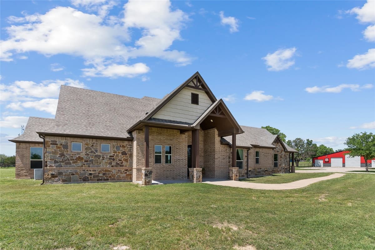 377 Russell Ln — photo 1