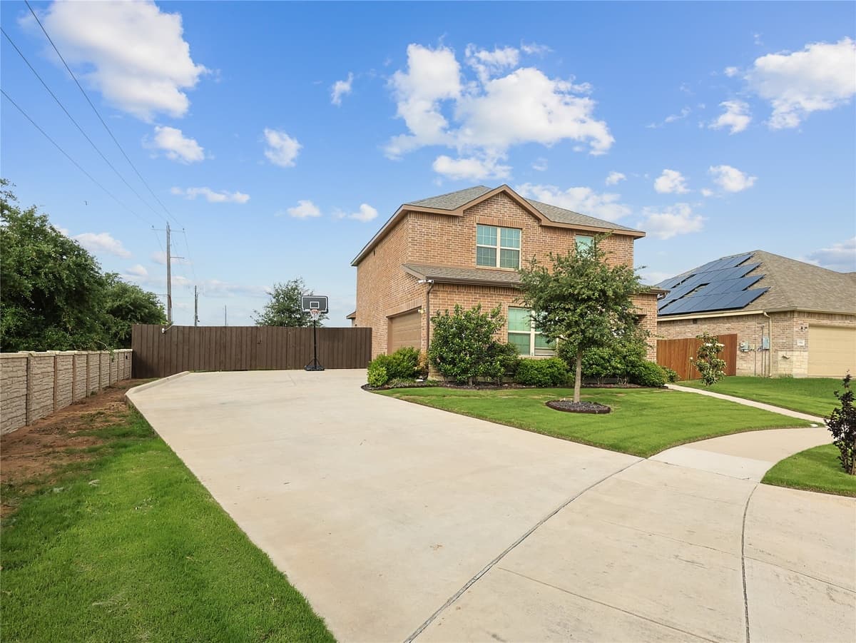 1556 Woodlake Dr — photo 1