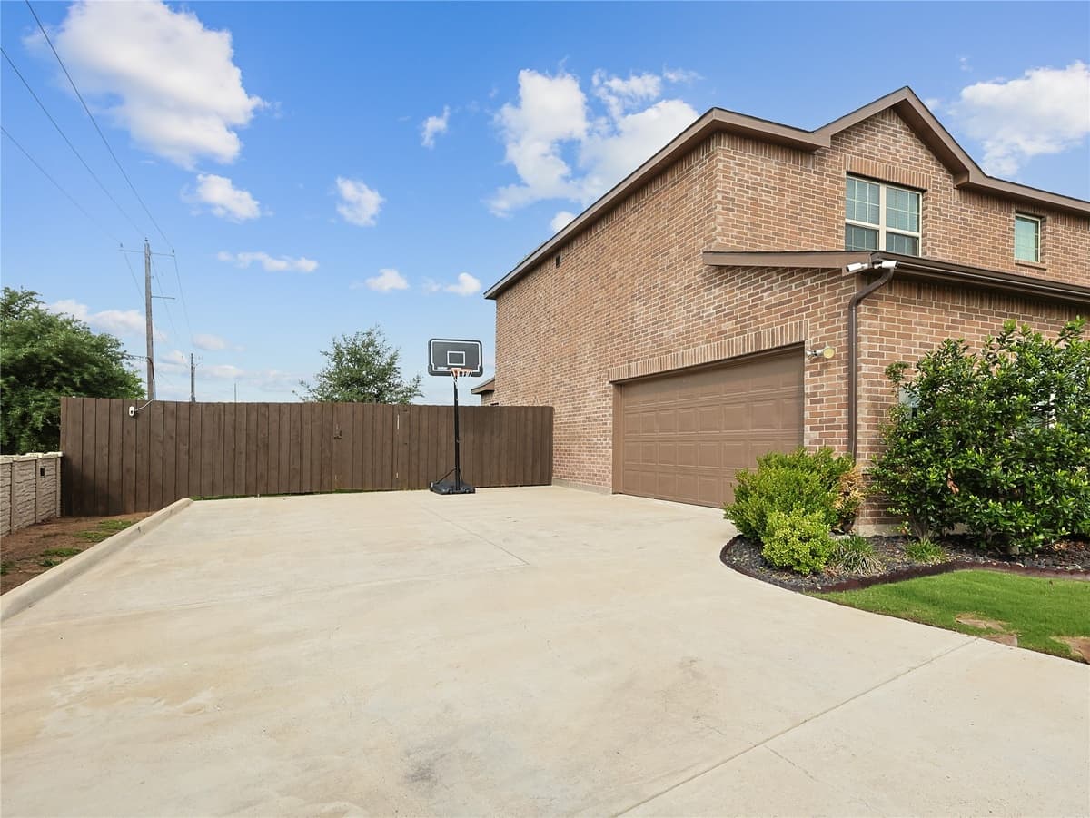 1556 Woodlake Dr — photo 2