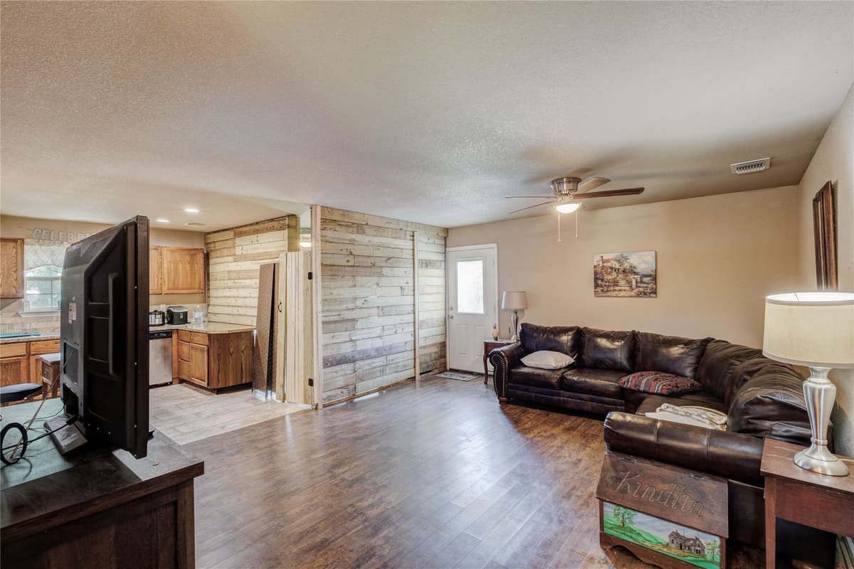 104 Richard Ln — photo 2