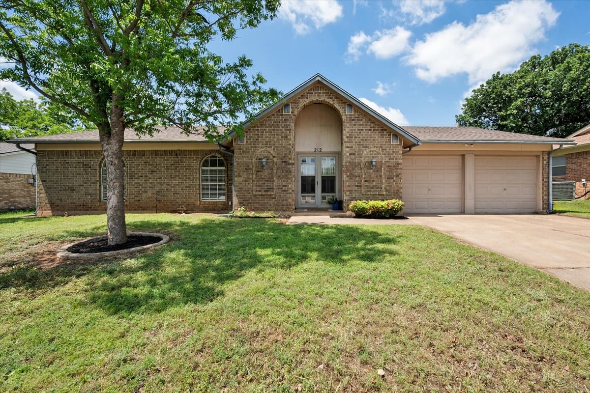 212 S Heights Dr — photo 1