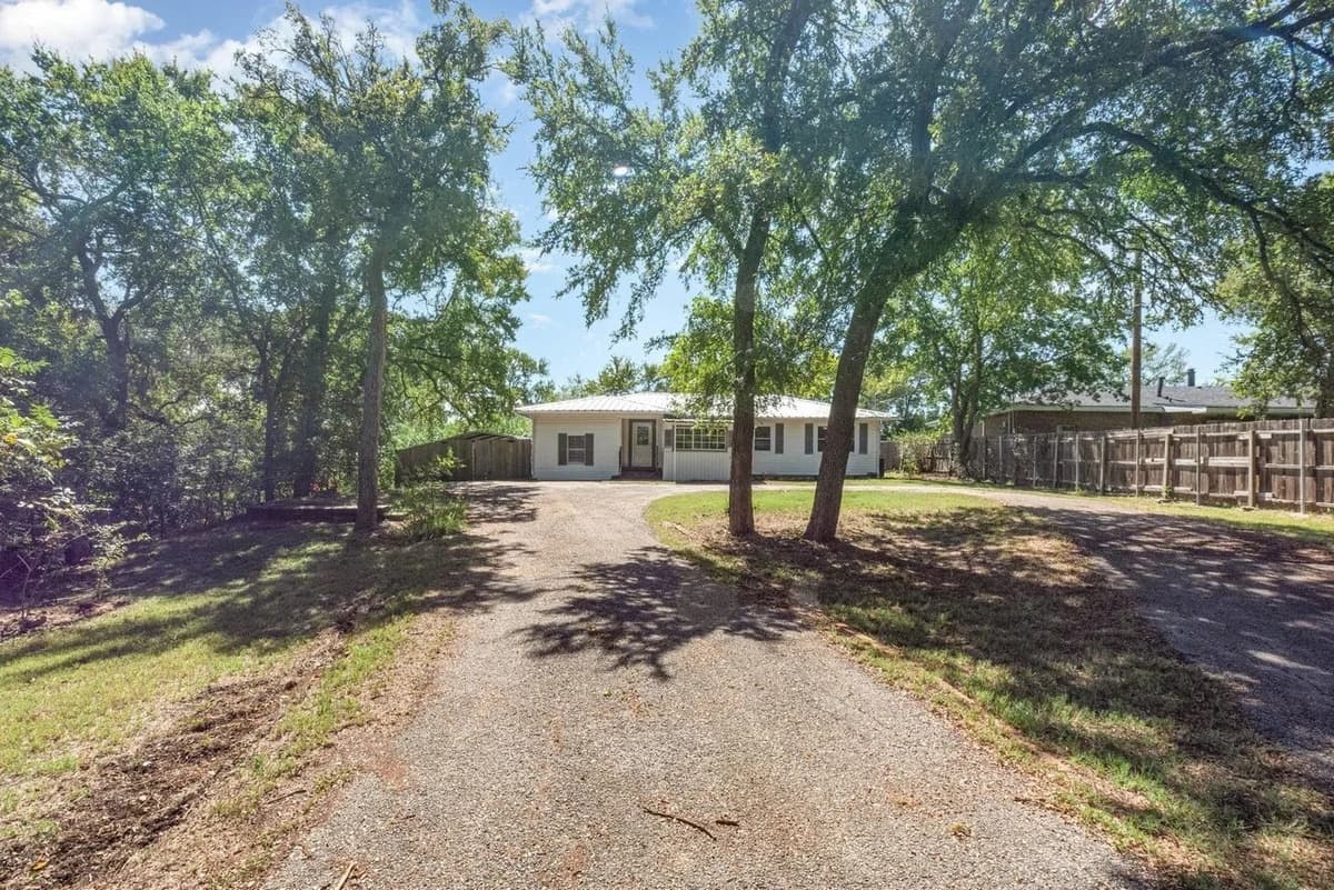 502 W Bells Blvd — photo 1