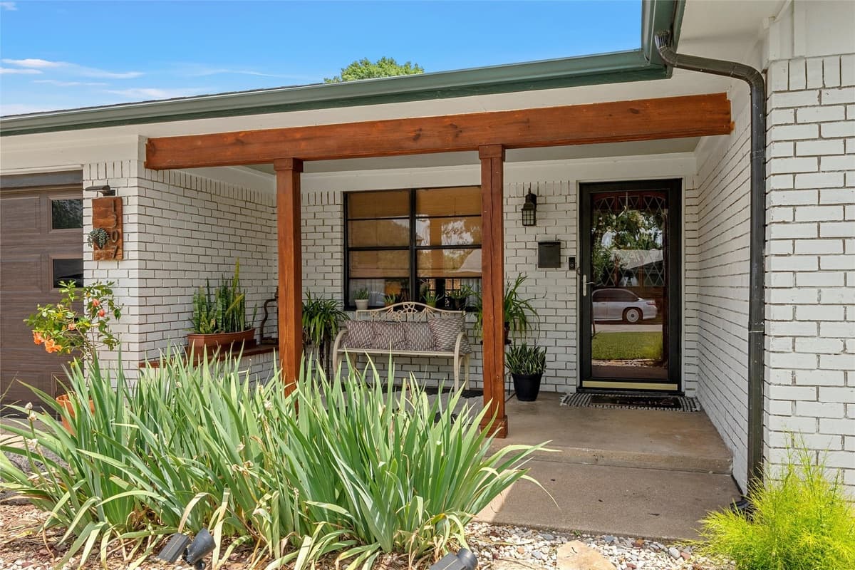 1307 Melrose Dr — photo 2