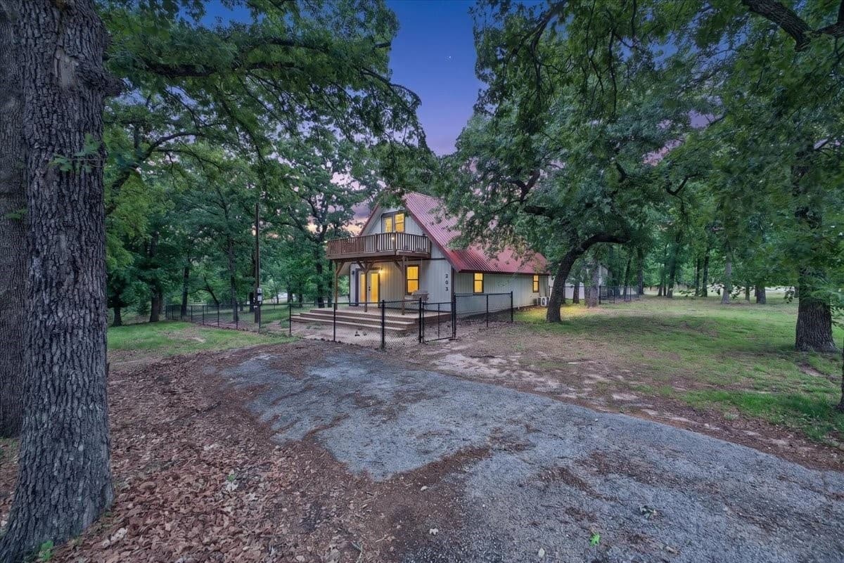 203 Fairway Dr — photo 1