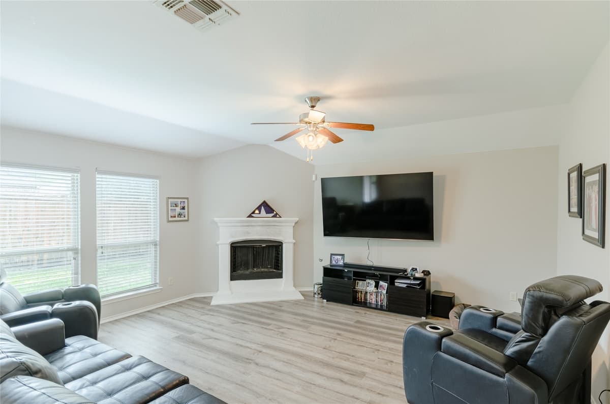 1107 Dickenson Dr — photo 2