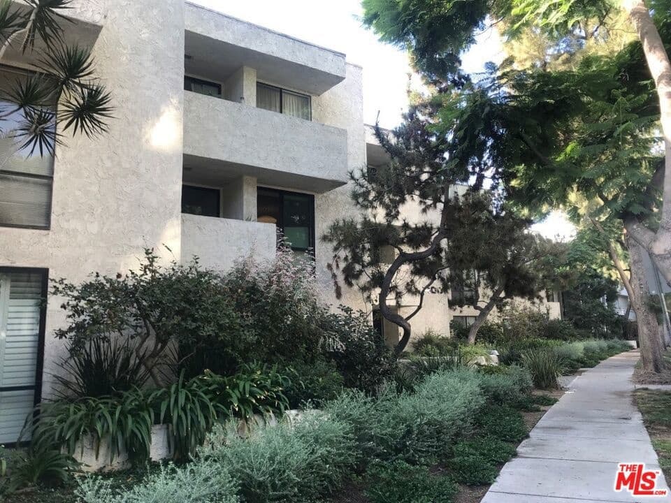 8400 DE LONGPRE AVE - Photo 2