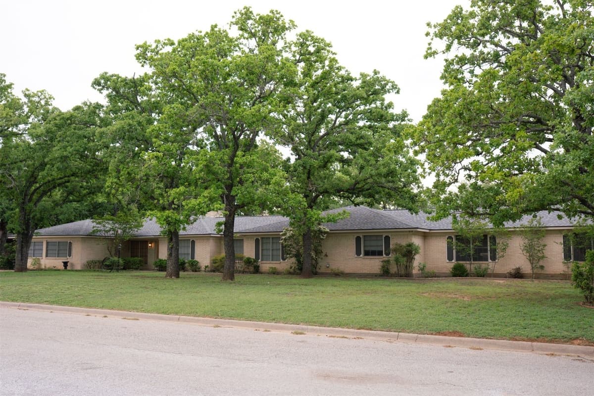 515 CRESTWOOD DR - Photo 1
